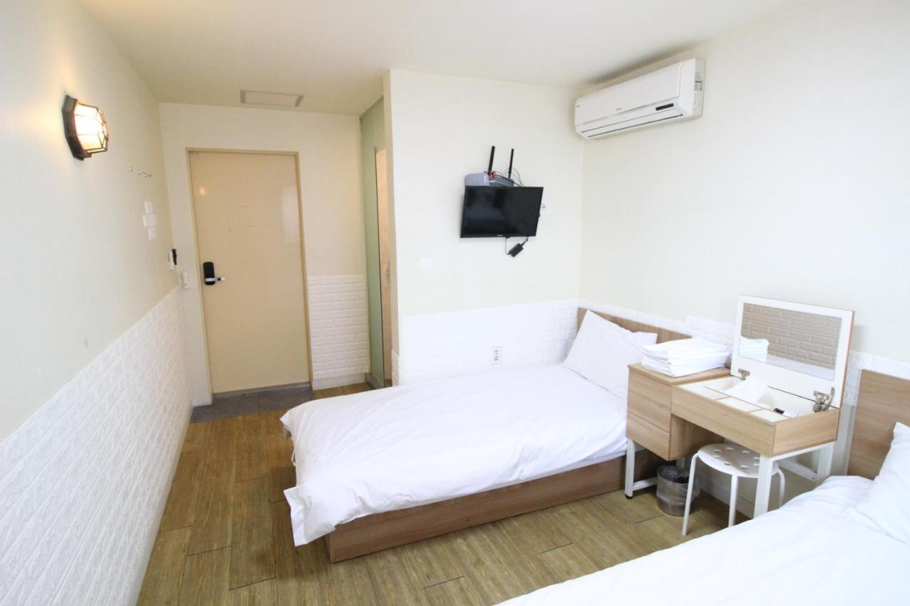 Ivory Hostel *